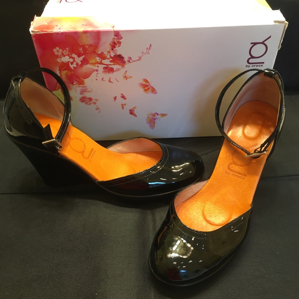 YOU by Crocs Black Wedge Size 9